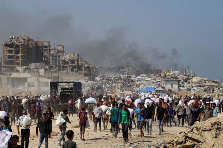 Israel Pauses Gaza Fighting: World Outraged by Starvation!